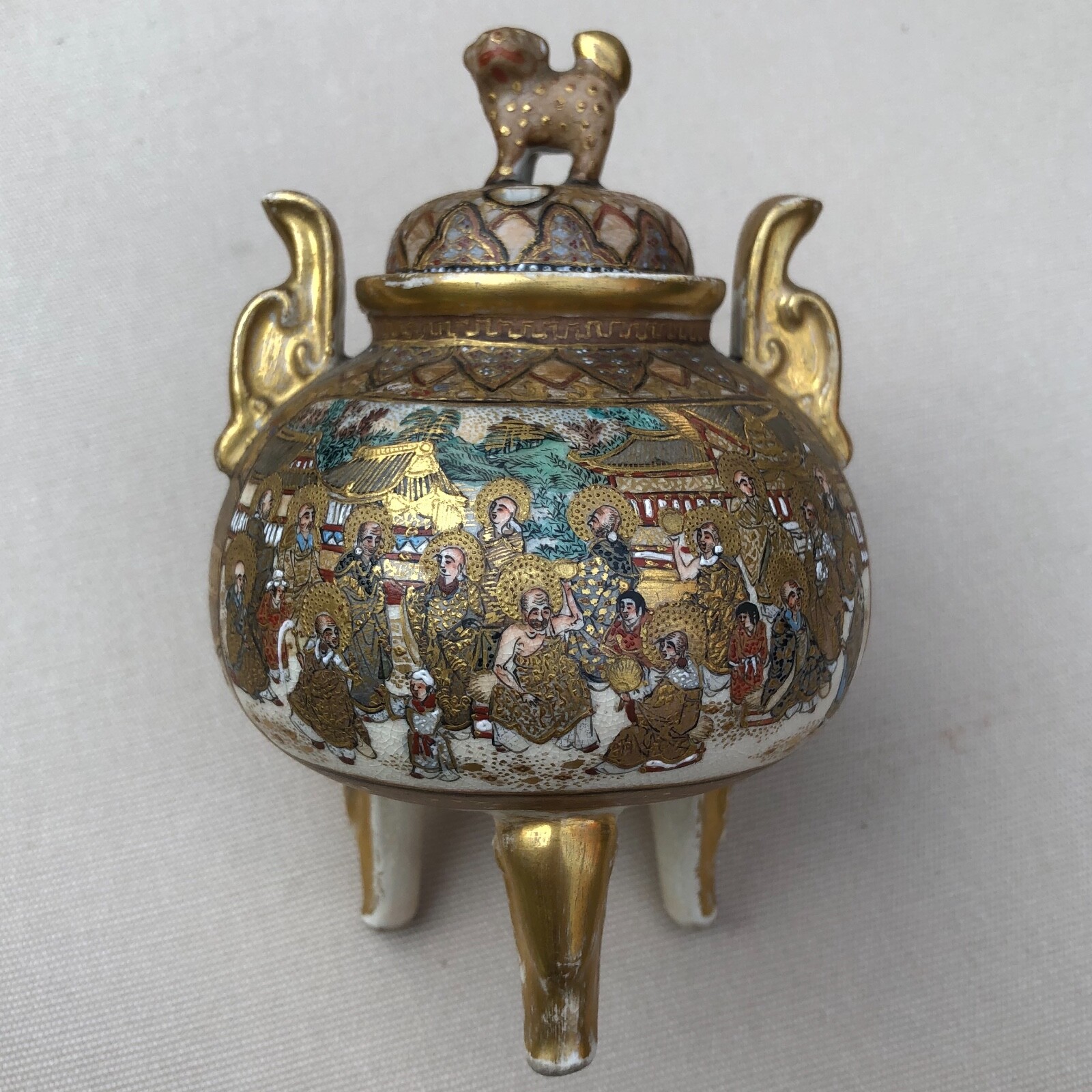 【金泥のなかに集う羅漢たち】薩摩焼 盛上 金彩 人物文 香炉 - 画像 (3)