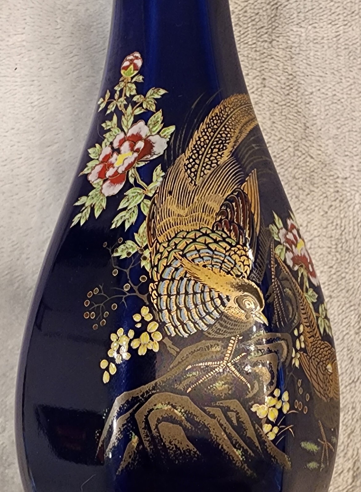 【瑠璃地に寄り添う金の二羽】コバルト金彩 双鳥牡丹文 花瓶 - 画像 (2)