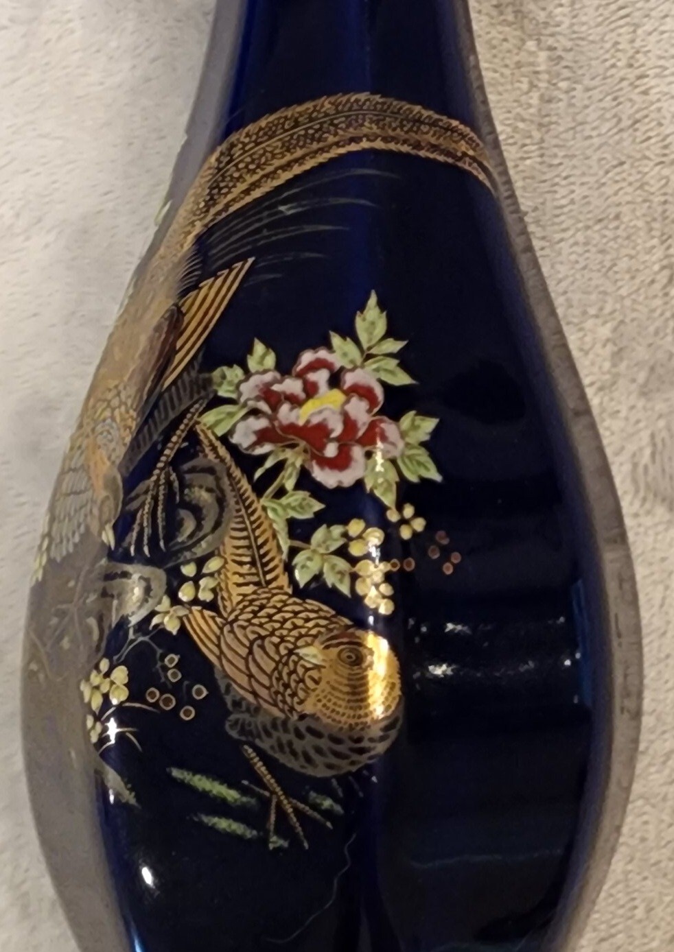【瑠璃地に寄り添う金の二羽】コバルト金彩 双鳥牡丹文 花瓶 - 画像 (3)