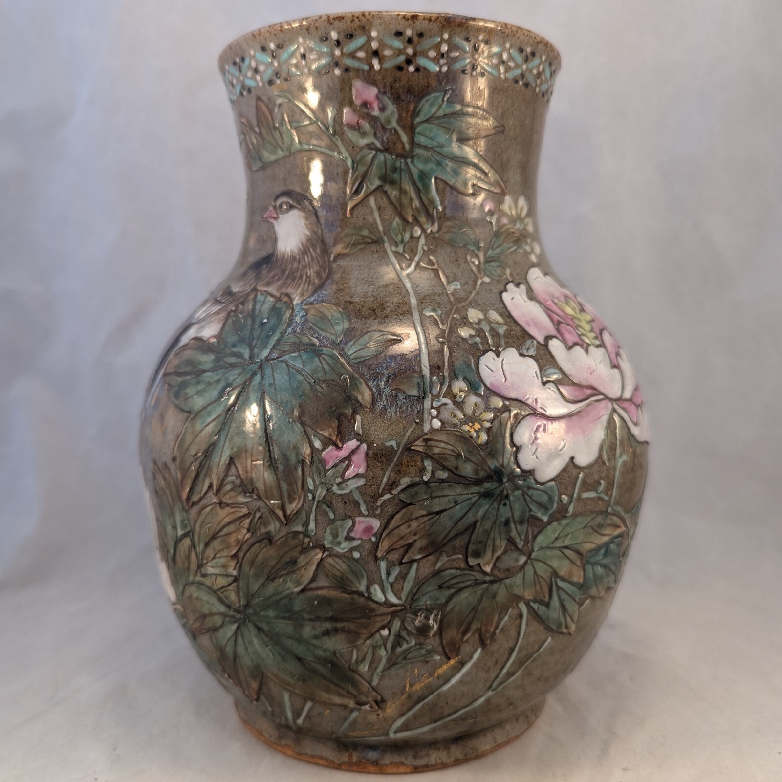 【牡丹の陰に小鳥がひそむ】瀬戸 浮彫 花鳥文 花瓶 透かし彫り - 画像 (2)