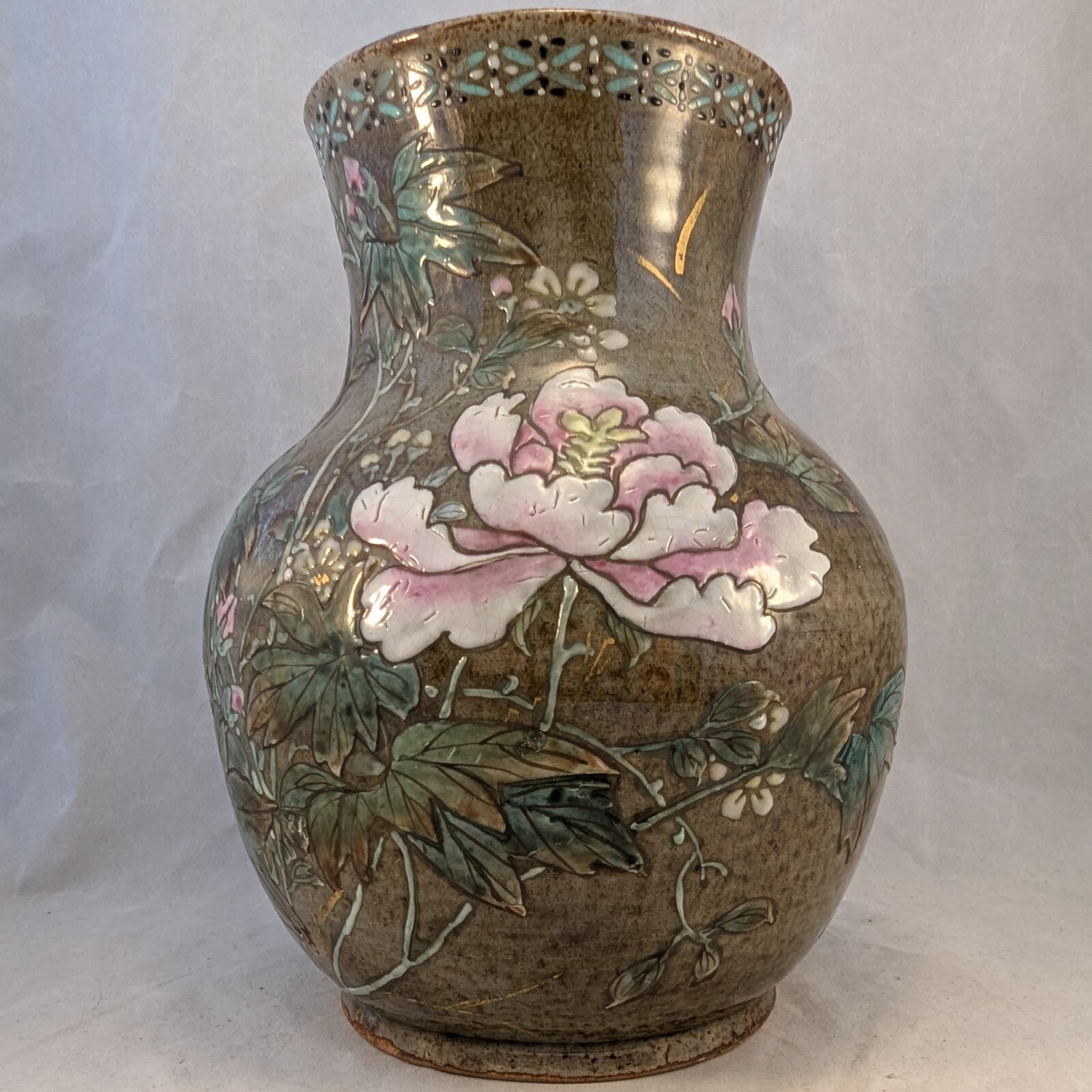 【牡丹の陰に小鳥がひそむ】瀬戸 浮彫 花鳥文 花瓶 透かし彫り - 画像 (3)