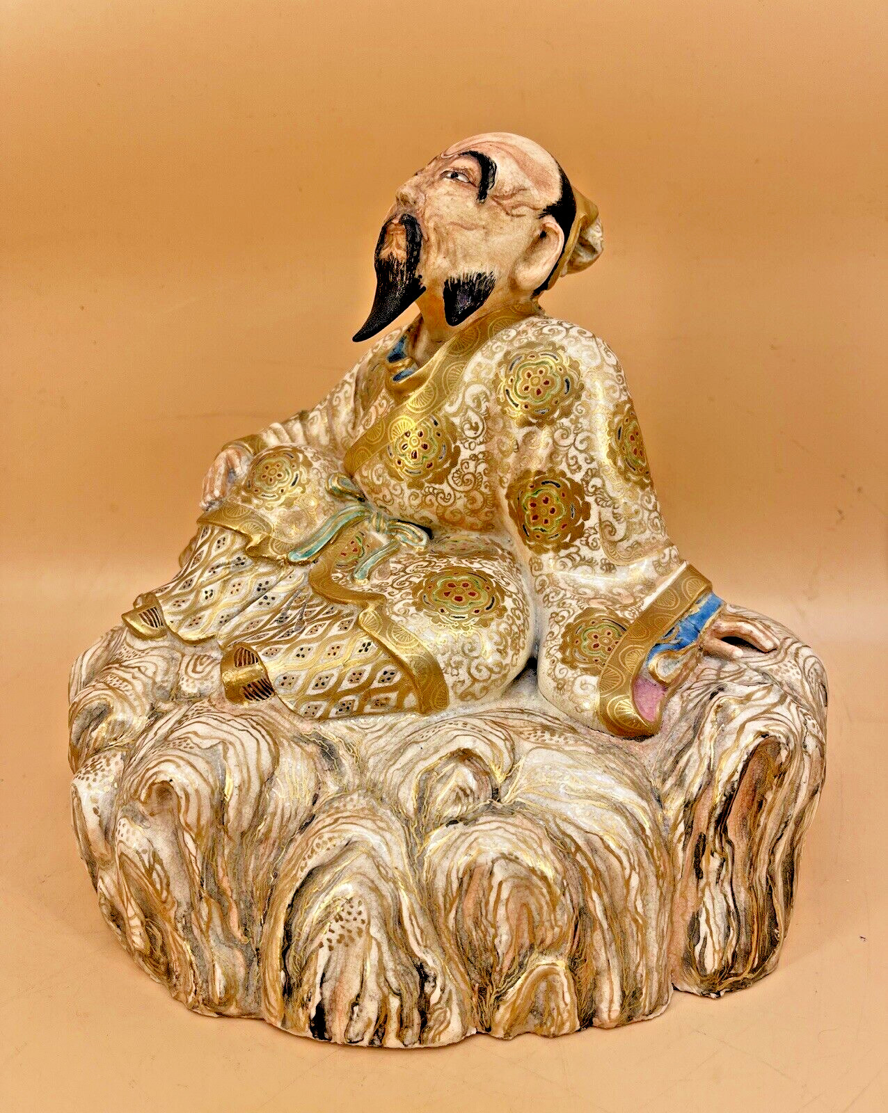 【岩に腰かけ天を仰ぐ翁】薩摩焼 色絵金彩 高士 置物 岩座 - 画像 (2)