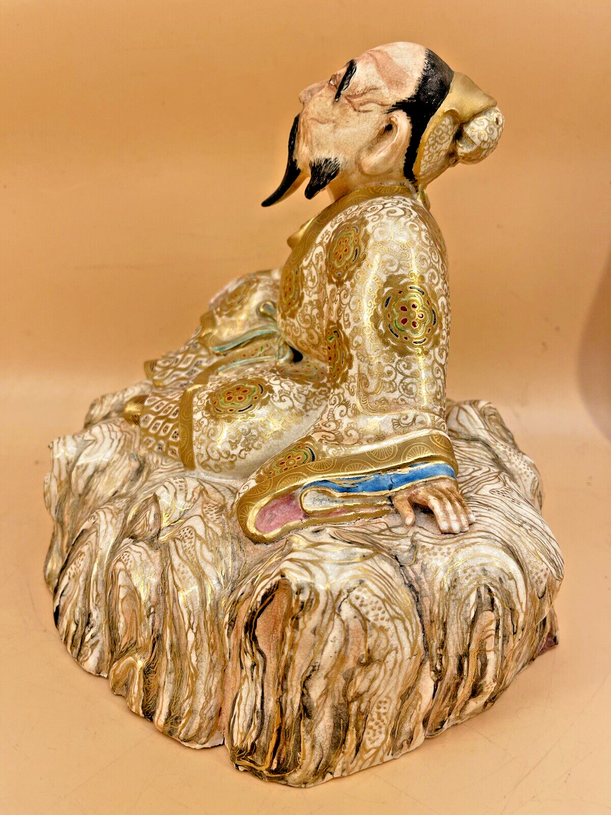 【岩に腰かけ天を仰ぐ翁】薩摩焼 色絵金彩 高士 置物 岩座 - 画像 (3)