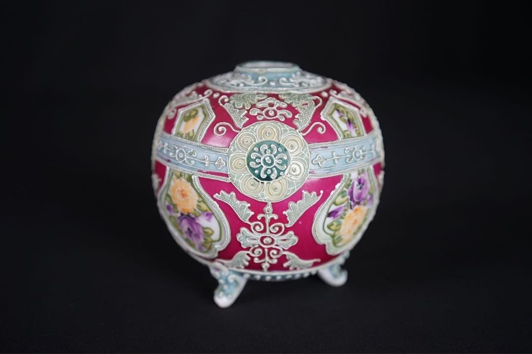 【白い糸のような盛上が巡る】オールドノリタケ 盛上 花文 三足丸花瓶 桐箱付 - 画像 (2)