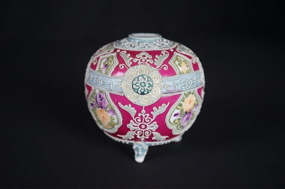 【白い糸のような盛上が巡る】オールドノリタケ 盛上 花文 三足丸花瓶 桐箱付 - 画像 (3)