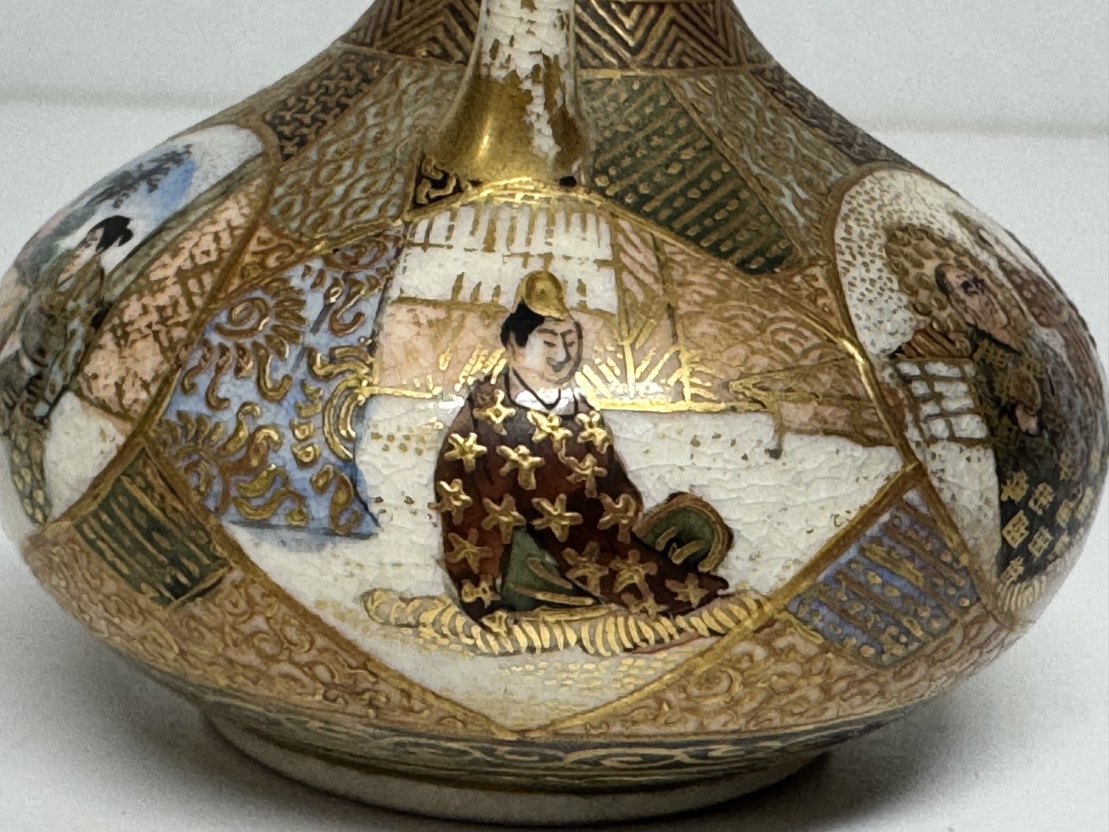 【金盛の衣が語りだす】薩摩焼 金盛 人物文 双耳花瓶 金彩 - 画像 (2)