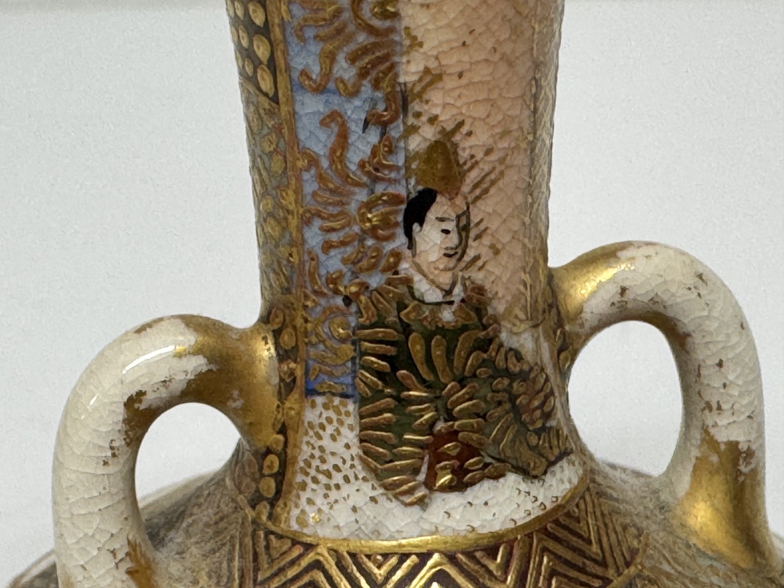 【金盛の衣が語りだす】薩摩焼 金盛 人物文 双耳花瓶 金彩 - 画像 (3)