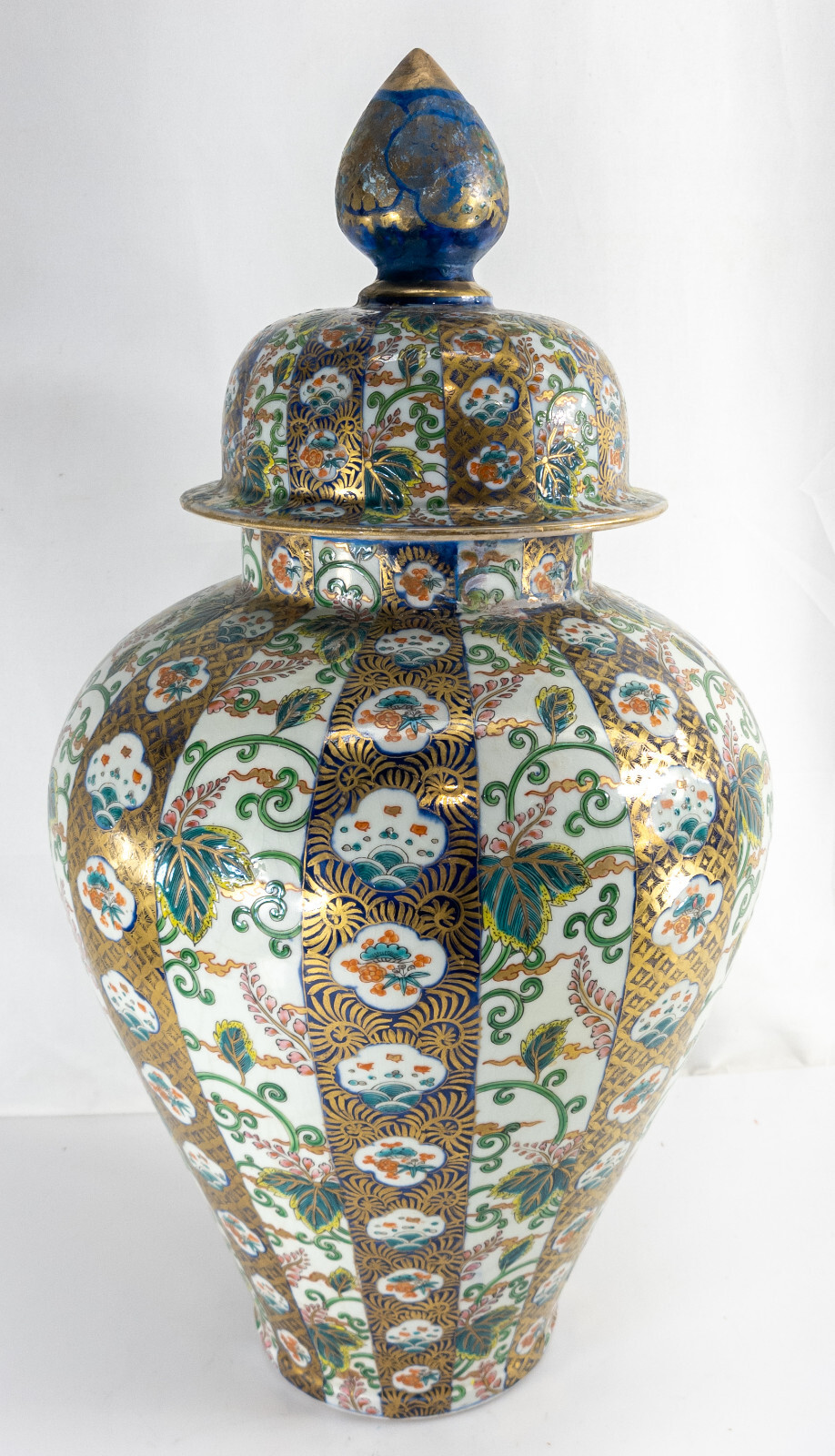 【藍と金が縦に流れる大壷】伊万里 色絵金彩 花唐草文 蓋付飾壷 - 画像 (2)