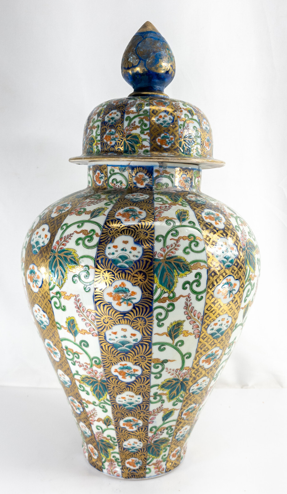 【藍と金が縦に流れる大壷】伊万里 色絵金彩 花唐草文 蓋付飾壷 - 画像 (3)