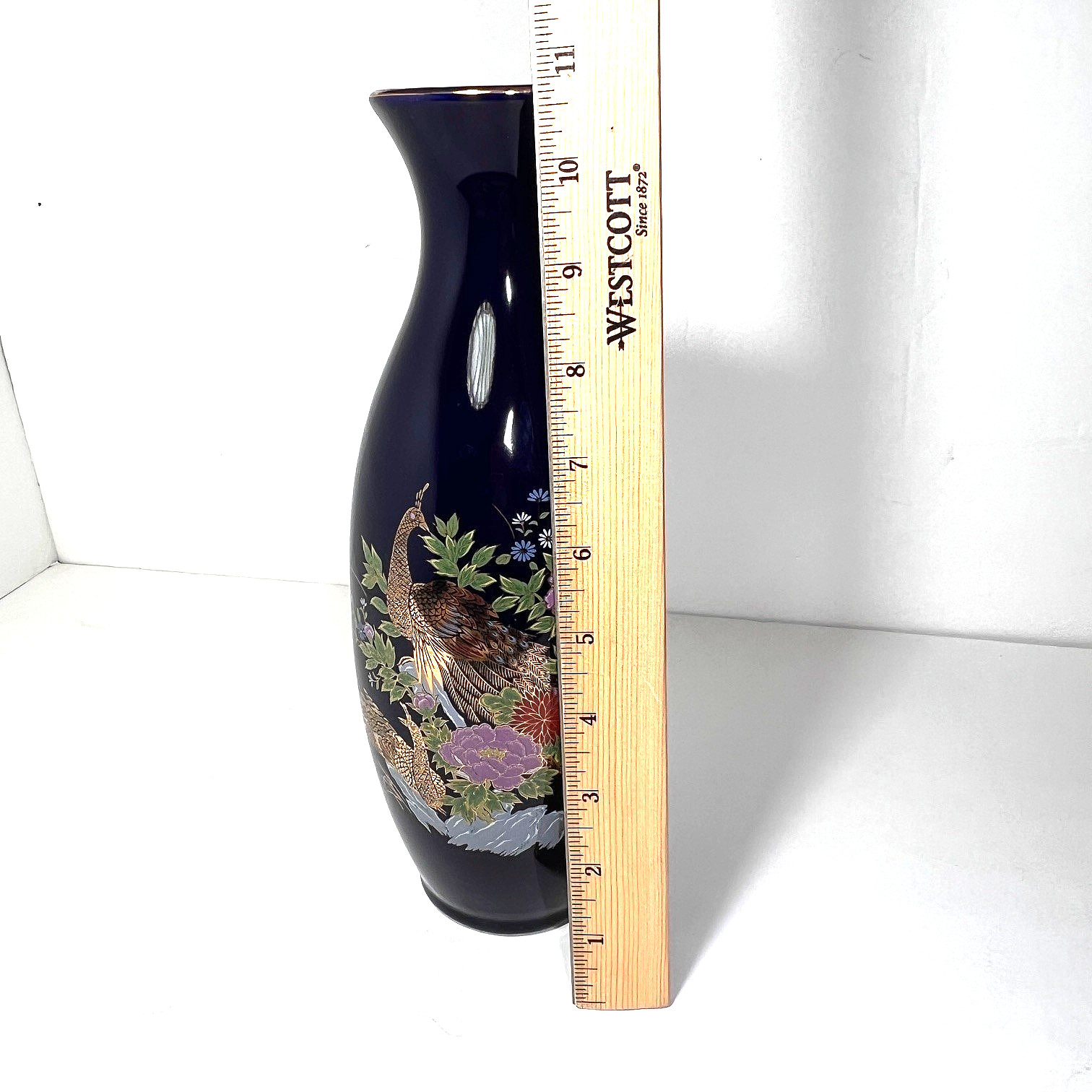 【藤色の牡丹に憩う番の孔雀】九谷 色絵金彩 孔雀双鳥文 花瓶 - 画像 (2)