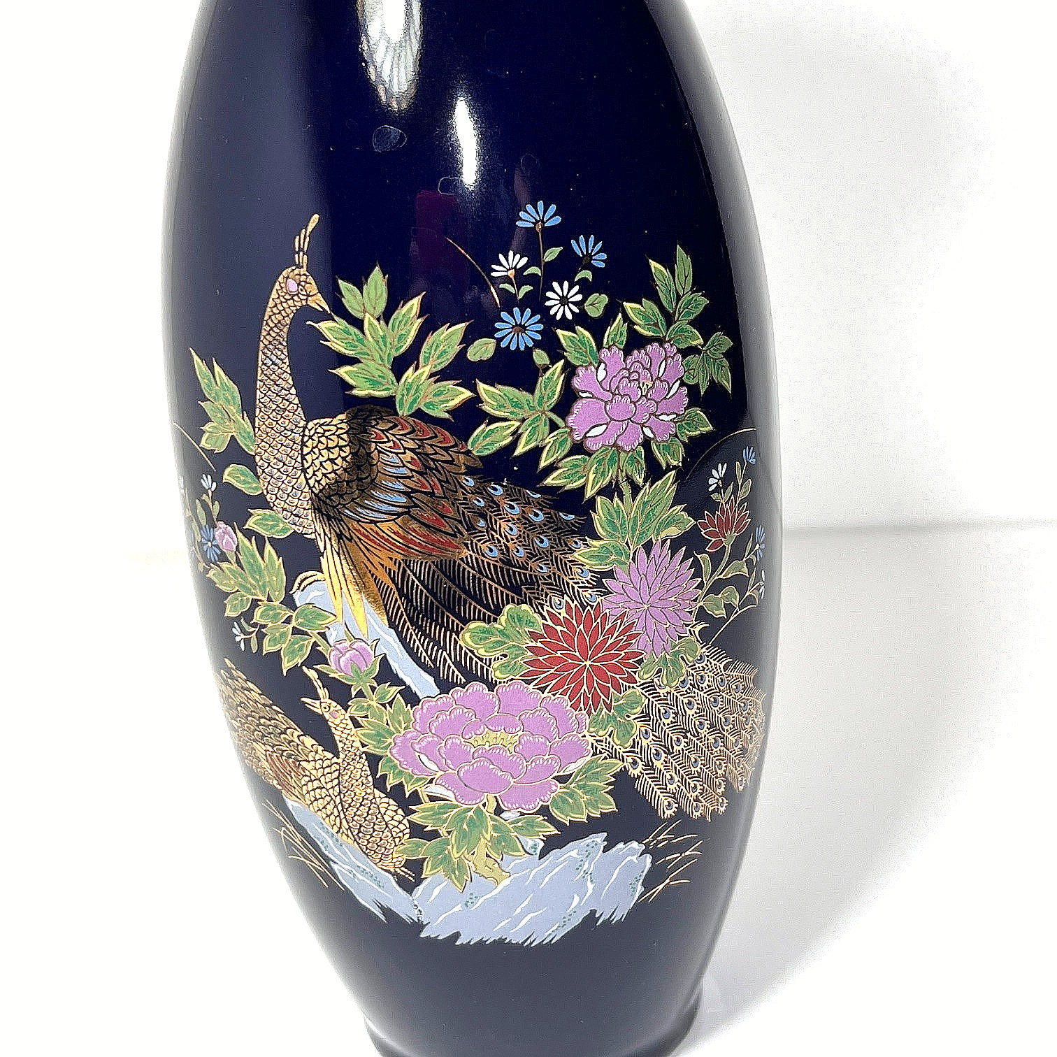 【藤色の牡丹に憩う番の孔雀】九谷 色絵金彩 孔雀双鳥文 花瓶 - 画像 (3)