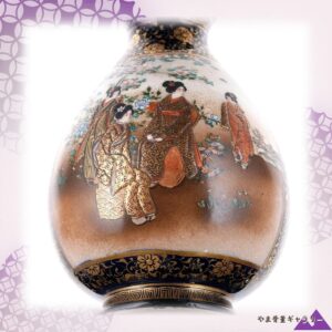 【花の庭を歩む三人】薩摩焼 色絵金彩 美人花見文 花瓶 瑠璃地