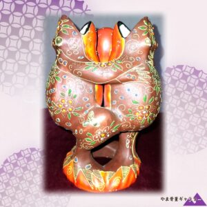 【三匹の蛙が踊る小宇宙】日本の輸出陶器 盛上 蛙 花瓶 色絵