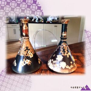 【闇色の地に白菊が浮かぶ】薩摩焼 錦光山 盛上 花文 花瓶 一対 金彩