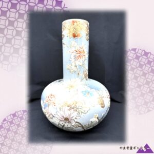 【霞色の地に菊が浮かぶ】薩摩焼 錦光山 盛上 菊花文 花瓶 金彩
