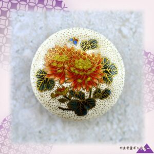 【掌に咲く菊と一羽の蝶】薩摩焼 清光山 色絵金彩 菊花文 ボタン