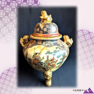 【四十六センチに満ちる物語】薩摩焼 盛上 武者文 花鳥文 蓋付飾壷 金彩