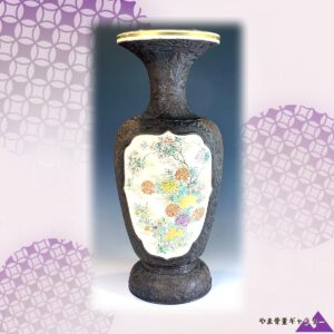 【土の闇にひらく花の窓】薩摩焼 錦光山 ブロンズ釉 花鳥文 花瓶 色絵金彩