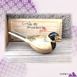 【掌の鶺鴒が尾を上げたまま】真葛香山 色絵金彩 鶺鴒 香合