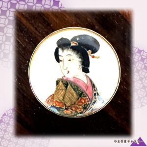 【一寸の円におさまる美人】薩摩焼 色絵金彩 美人文 ボタン
