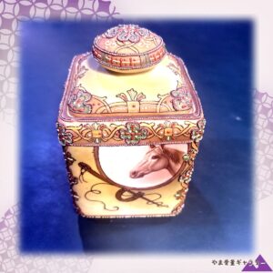 【名馬の面影を箱に収める】オールドノリタケ 盛上 馬文 蓋物 金彩