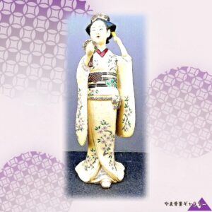 【鏡をのぞく間の息づかい】薩摩焼 色絵金彩 桜文 美人 置物