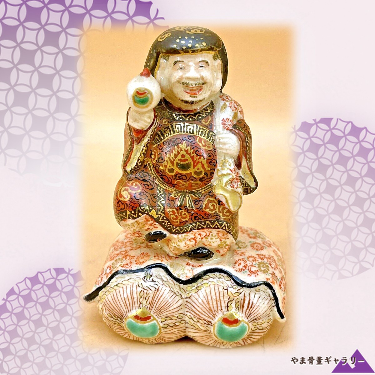 【小槌を掲げ福が笑う】薩摩焼 色絵金彩 大黒天 置物