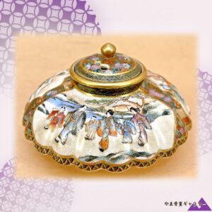【蓋の下から桜の道が続く】薩摩焼 細密画 人物文 三足 香炉 透彫蓋