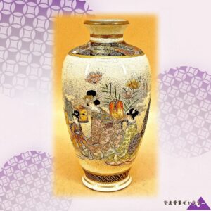 【袖を並べて歩く春の行列】薩摩焼 細密金彩 人物文 花瓶
