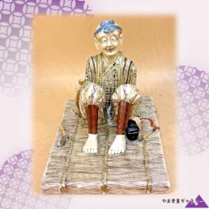 【仕事の手が止まる一瞬】薩摩焼 色絵金彩 人物置物