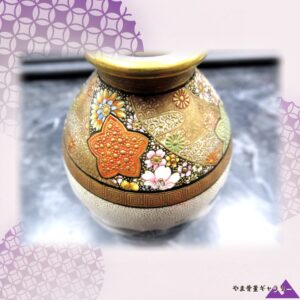 【掌の中に滝と山が続く】薩摩焼 細密 風景文 花瓶 金彩 ビーディング
