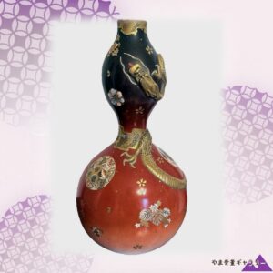 【朱の胴を金龍が締める】薩摩焼 盛上 金彩 龍文 瓢形花瓶 家紋散らし