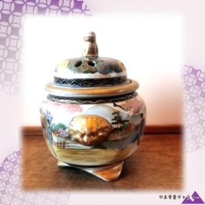 【桜の下を女たちが行き交う】薩摩焼 色絵金彩 花見人物文 獅子鈕 三足香炉