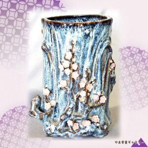 【古木の幹に梅がひらく】貼花 梅花文 樹幹形花瓶 流釉