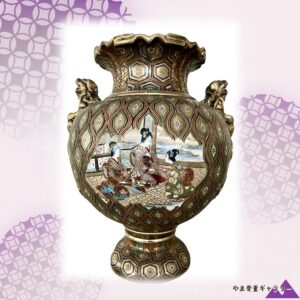 【織物のような地に宮の一日】薩摩焼 盛上金彩 美人文 獅子耳 飾壷