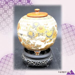 【白い肌に金の菊が散る】薩摩焼 金彩 菊花文 香炉 木蓋付