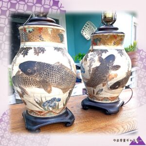 【水面を離れた二匹の鯉】薩摩焼 盛上 鯉文 花瓶 一対 ランプ仕立