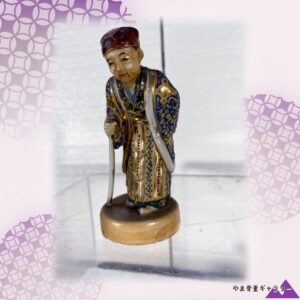 【杖にもたれる旅の翁】薩摩焼 錦光山 色絵金彩 人物文 置物