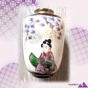 【藤棚の下で待つ人】京薩摩 色絵金彩 人物藤花文 小花瓶 瑠璃地
