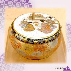 【掌中の太鼓に宴がひらく】薩摩焼 細密 人物文 香合 金彩