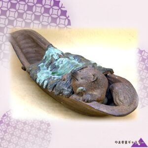 【舟にまどろむ狸の背】陶器 狸置物 舟形 緑釉