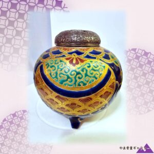 【青海波の上で香が眠る】色絵金彩 青海波 唐草文 三足香炉 金属火屋