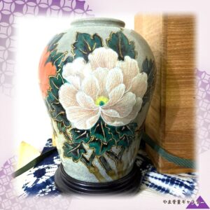 【灰青の地に牡丹がひらく】陶器 色絵金彩 牡丹文 壷 木箱付