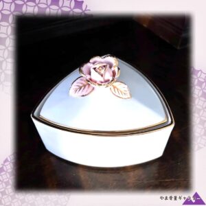 【蓋の上で薔薇が咲く】オールドノリタケ 薔薇摘み 三角 蓋物 金彩