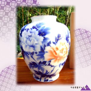 【藍と朱で咲く牡丹】深川製磁 染付 牡丹文 花瓶 金彩