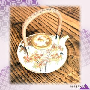 【掌の上に秋が一枝】薩摩焼 錦光山 色絵金彩 紅葉文 豆急須 籐手