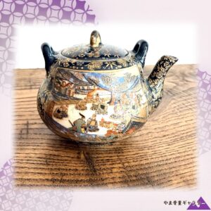 【掌の中の陣立て】薩摩焼 色絵金彩 武者文 小急須 瑠璃地