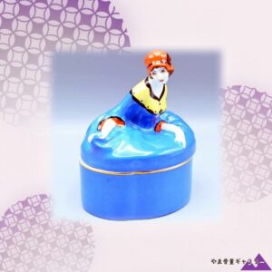 【青い裾を広げて娘が腰かける】オールドノリタケ デコレディ フィギュリン パウダーボックス