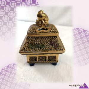【獅子が香の帰りを待つ】薩摩焼 金彩 唐草文 香炉 獅子鈕 四方