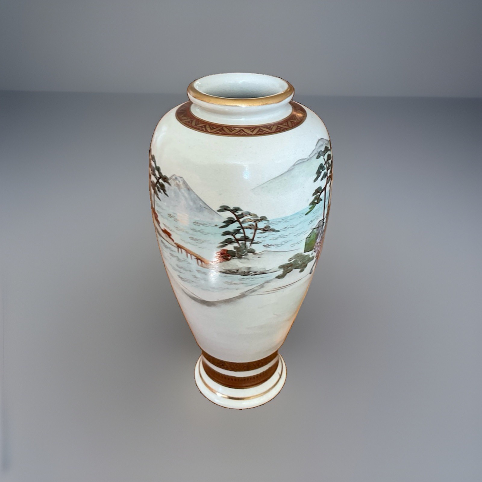 【行列が山裾をめぐる】薩摩焼 旭山 色絵金彩 人物文 花瓶 - 画像 (2)